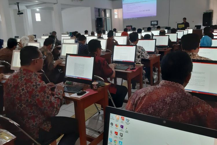 Sebanyak 51 pejabat ikuti tes tulis makalah open bidding di SMAN 1 Sumedang, Kamis (15/8/2019).
