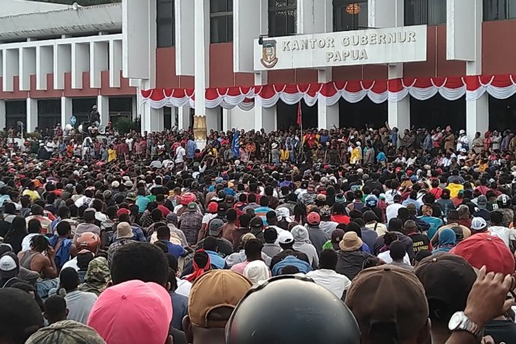 Suasana  saat ribuan pendemo ditemui Gubernur Papua Lukas Enembe di Lapangan Apel Kantor Gubernur Papua, Kota Jayapura, Senin (19/08/2019)