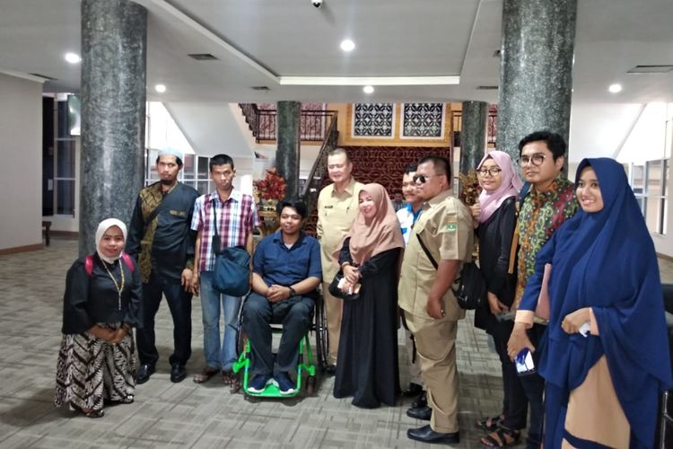 Dua disabilitas datangi kantor gubernur Sumbar karena dilarang masuk ke Masjid Raya Sumbar, Senin (19/8/2019)