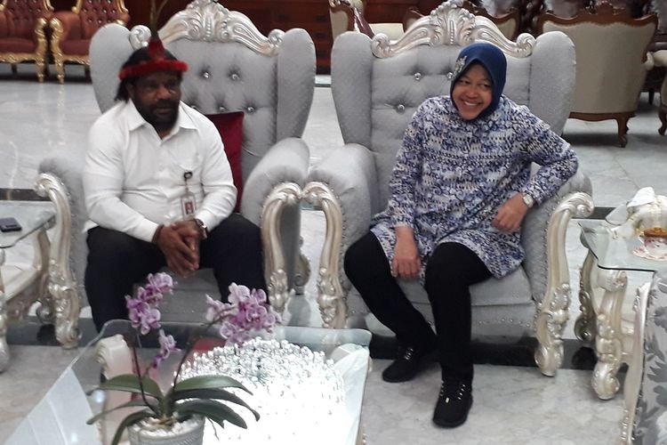 Wali Kota Surabaya Tri Rismaharini saat menerima kunjungan Staf Khusus Presiden Lenis Kogoya di rumah dinas wali kota, Jalan Sedap Malam, Surabaya, Selasa (20/8/2019).