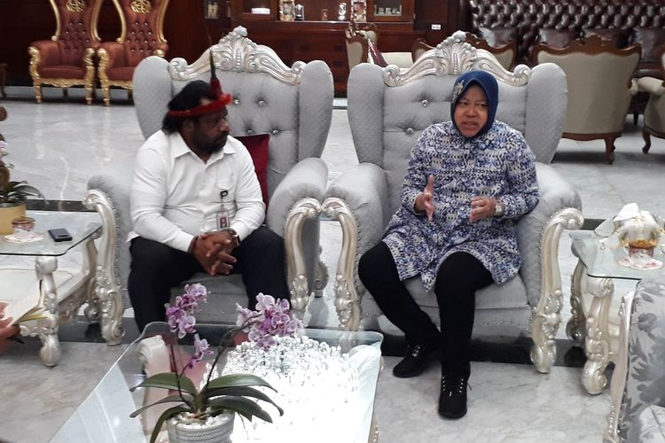 Wali Kota Surabaya Tri Rismaharini saat menerima kunjungan Staf Khusus Presiden Lenis Kogoya di rumah dinas wali kota, Jalan Sedap Malam, Surabaya, Jawa Timur, Selasa (20/8/2019).