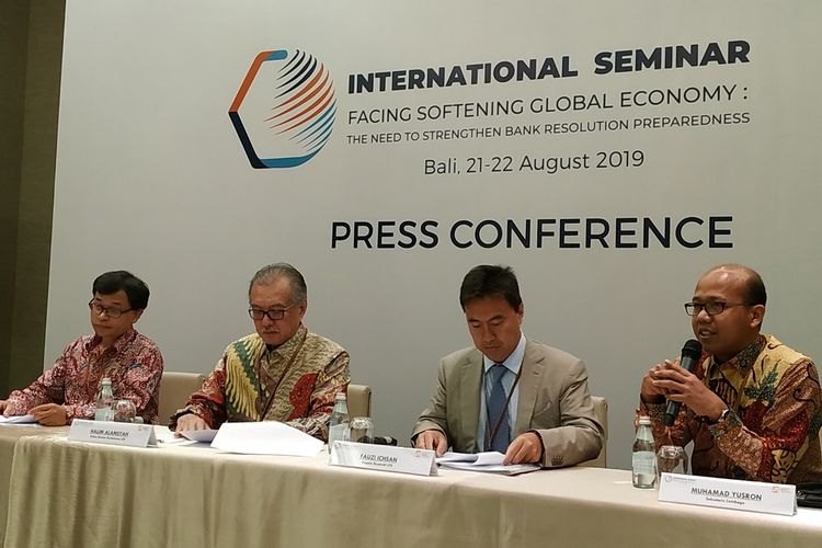 Ketua Dewan Komisioner Lembaga Penjamin Simpanan (LPS) Halim Alamsyah (kedua kiri) memberikan keterangan saat konferensi pers di The Ritz-Calton, Bali, Rabu (21/8/2019).