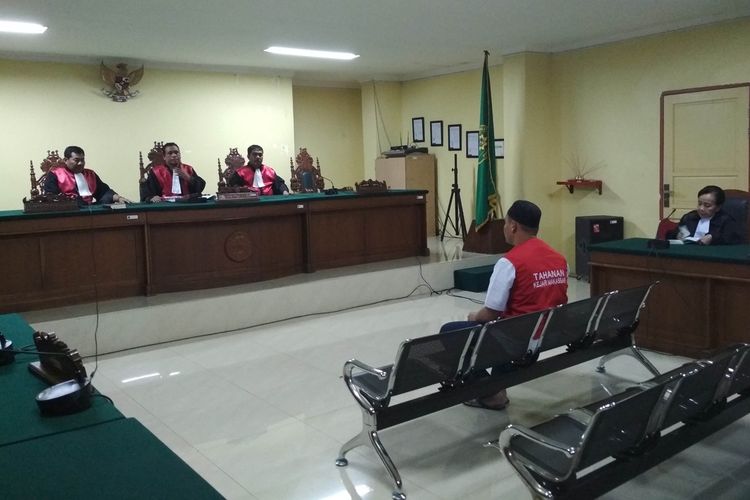 Terdakwa pembunuhan taruna ATKP Makassar Muhammad Rusdi saat mendengarkan putusan majelis hakim di PN Makassar, Rabu (21/8/2019).