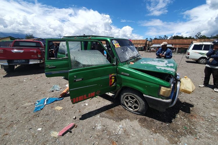 Mobil yang digunakan 5 orang KKB yang sebelumnya terlibat baku tembak di  Pasar Ajibana, Distrik Wamena, Kabupaten Jayawijaya, Papua, Jumat (23/08/2019)