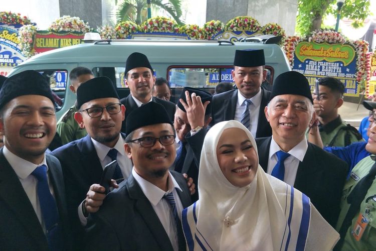 Anggota fraksi PAN DPRD DKI Jakarta naik angkot ke Gedung DPRD DKI Jakarta, Jakarta Pusat, Senin (26/8/2019)