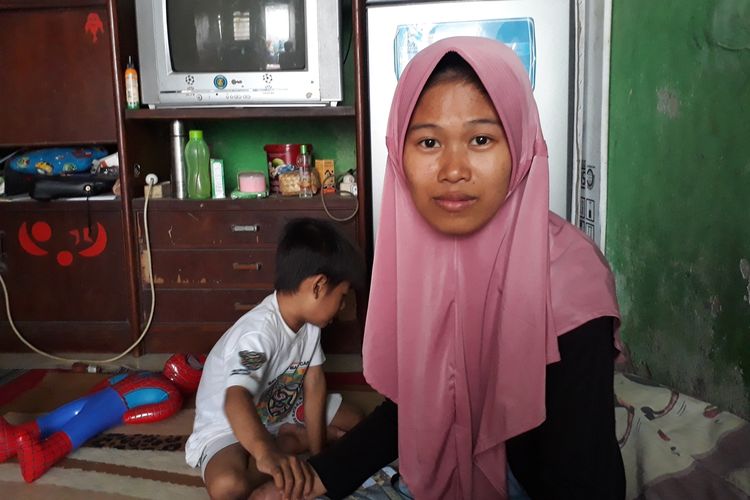 Novi (26) anak kedua almarhumah Djaiti, ibu yang viral setelah kepalanya diinjak anaknya, ditemui di rumahnya, Jalan Kedondong Gg 1 nomor 21, Kelurahan/Kecamatan Tegalsari, Surabaya, Jawa Timur, Rabu (28/8/2019).