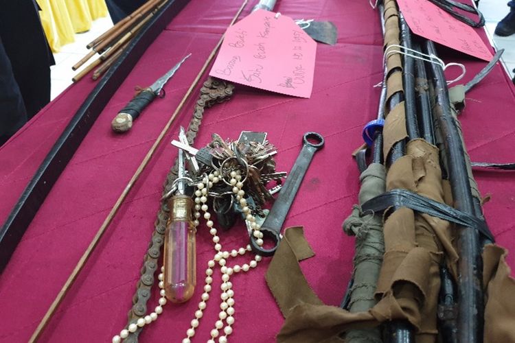 Senjata-senjata yang digunakan oleh para perusuh yang melakukan aksi di Kota Jayapura pada Kamis (29/08/2019) lalu, Kota Jayapura, Sabtu (31/08/2019)