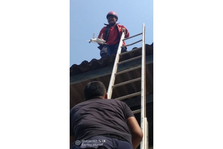 Drone Nyangkut di Atap Gedung PT. JIEP, Cakung, Jakarta Timur Pasca Tabrak Burung, Petugas Pemadam Kebakaran Turun Tangan, Minggu (1/9/2019).
