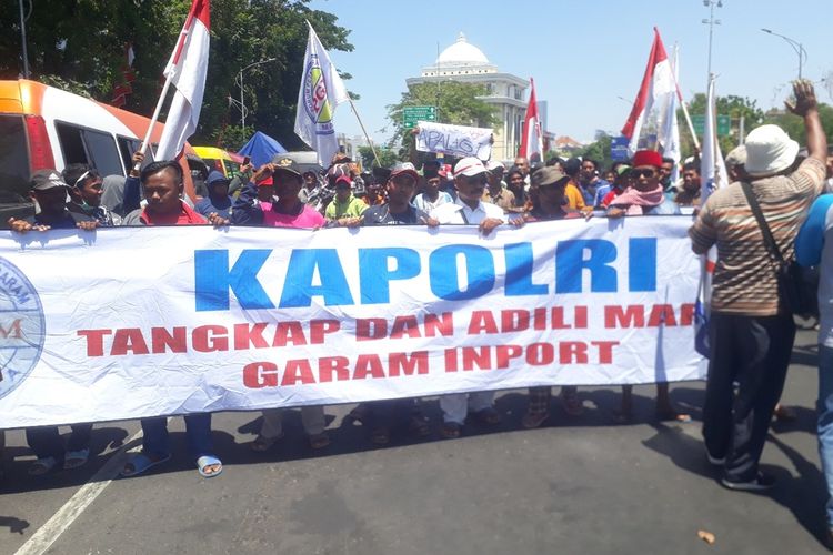 Aksi protes petani garam Madura di kantor Gubernur Jatim, Rabu (4/9/2019)