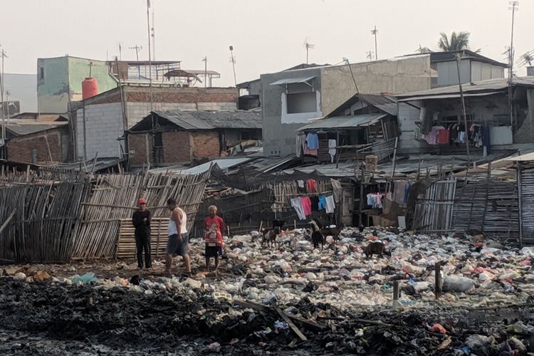 Kegiatan Bersih-bersih Sampah di Kampung Bengek, Muara Baru, Penjaringan, Jakarta Utara, Rabu (4/9/2019)