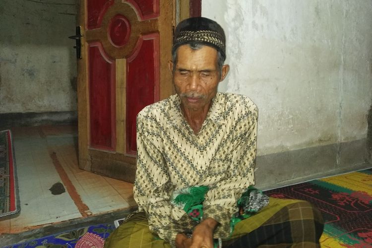 Zahabudin (60), orangtua Zaenal Abidin (29) saat ditemui di rumahnya di Dusun Tunjang Selatan, Minggu (8/9/2019)