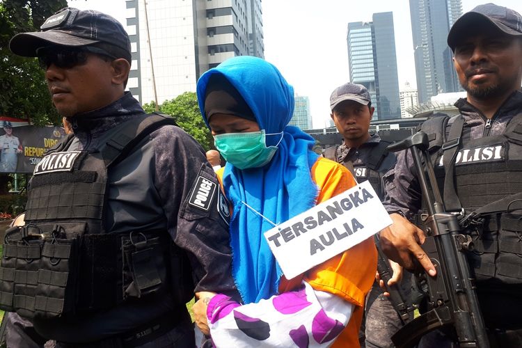 Rekonstruksi pembakaran jenazah Pupung dan Dana di dalam mobil itu digelar di Lapangan Sabhara, Polda Metro Jaya, Jakarta Selatan, Senin (9/9/2019). Pantauan Kompas.com, adegan rekonstruksi itu menghadirkan tersangka Aulia Kesuma (AK).