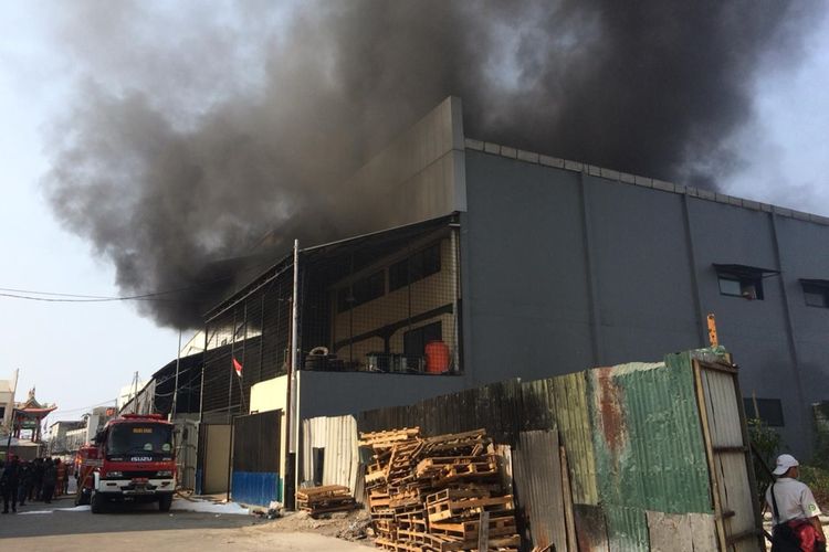 Kebakaran yang menghanguskan gudang karpet di Kapuk Muara, Penjaringan, Jakarta Utara