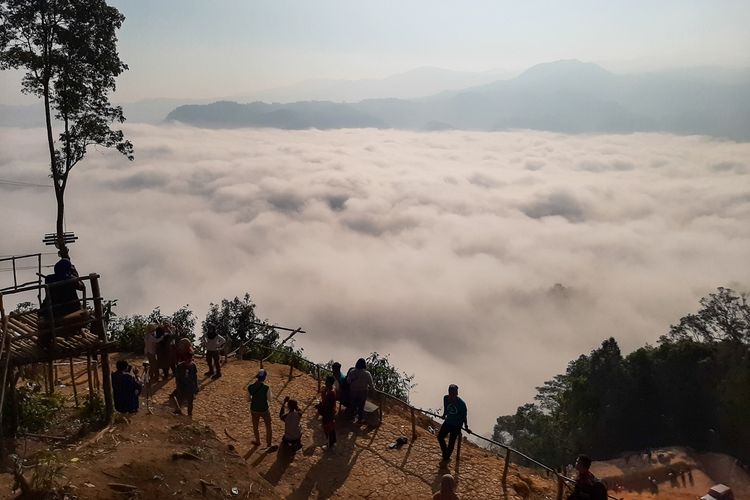 Pesona Negeri di Atas Awan di Desa Citorek Kidul, Kecamatan Cibeber, Kabupaten Lebak, Banten, Minggu (15/9/2019).