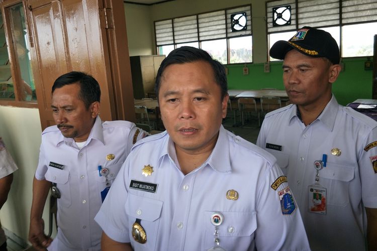 Walikota Jakarta Utara Sigit Wijatmoko memberi keterangan terkait industri pembakaran arang dan peleburan timah di SDN 07 Cilincing