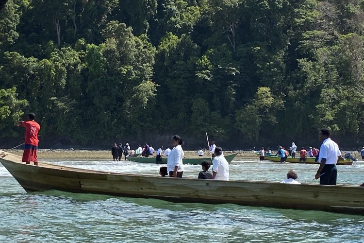 Masyarakat Misool Utara, Raja Ampat, Papua Barat Daya, saat tiba ke kawasan Buka Sasi dengan menumpangi long boat, Kamis (19/10/2023).