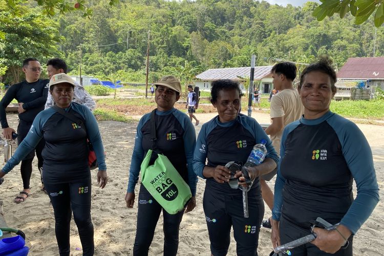 Mama yang masuk kelompok Jom Jak Sasi pimpinan Ribka Botot bersiap untuk menyelam pada Buka Sasi perdana di Misool Utara, Raja Ampat, Papu Barat Daya, Kamis (19/10/2023).