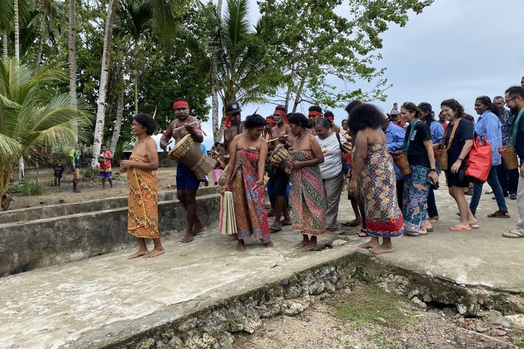 Rombongan Yayasan Konservasi Alam Nusantara (YKAN) dan jurnalis disambut tarian khas Papua di Kampung Aduwei, Misool Utara, Raja Ampat, Papua Barat Daya, Selasa (17/10/2023).