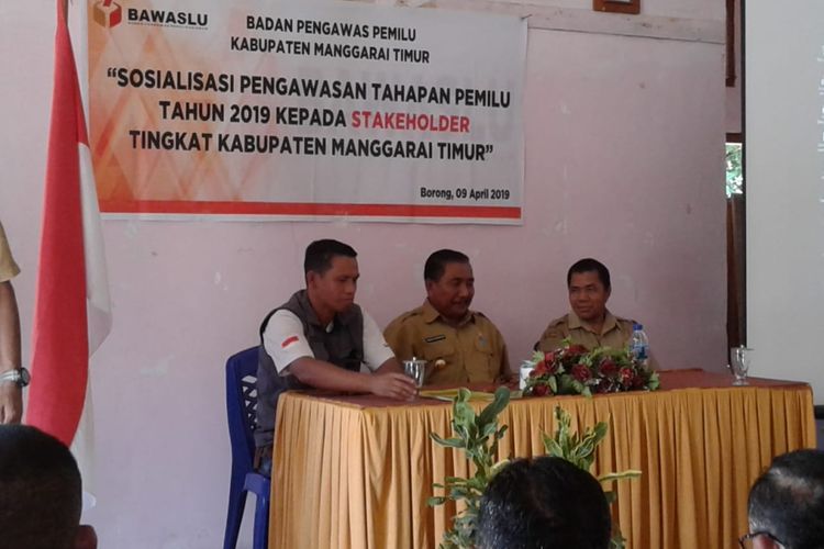 Wakil Bupati Manggarai Timur, Stef Jaghur, memberikan materi saat sosialisasi Pemilu yang diselenggarakan Bawaslu Manggarai Timu,  Selasa (9/4/2019). (KOMPAS.com/Markus Makur)
