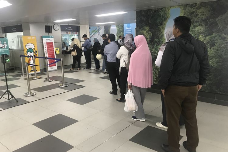 Warga antre membeli tiket Moda Raya Terpadu (MRT) di Stasiun Lebak Bulus, Senin (01/04/2019).