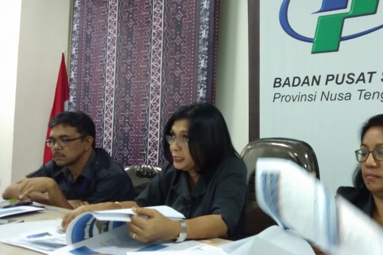 Kepala Badan Pusat Statistik (BPS) Provinsi NTT Maritje Pattiwaellapia (tengah) saat memberikan keterangan pers di Kupang, Senin (7/5/2018)