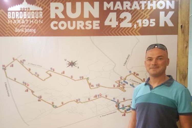 Warga Polandia, Machnik Wojciech, menjadi peserta Bank Jateng Borobudur Marathon 2018, untuk memecahkan rekor dunia, Minggu (18/11/2018).
