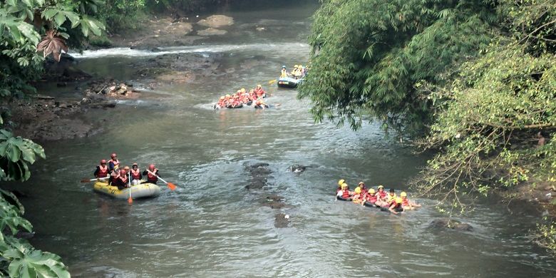 Perahu di Sungai Ciliwung, Depok, Jawa Barat.