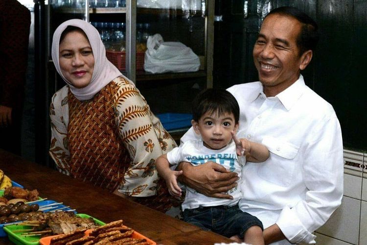 Jokowi makan soto gading bersama istri dan cucunya, Jan Ethes di Solo, Jumat (30/3/2018)
