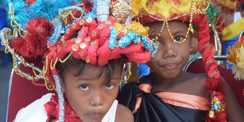 Sebanyak 200 anak laki-laki mengikuti Tandaki atau tradisi sunatan tradisional dalam Festival Budaya Tua Buton di Sulawesi Tenggara, Jumat (25/8/2017).