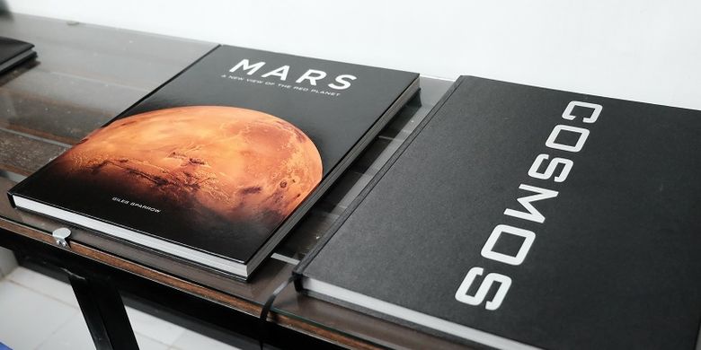 Beberapa koleksi buku penggiat space art asal Indonesia Venzha Christ yang berada di rumahnya. 