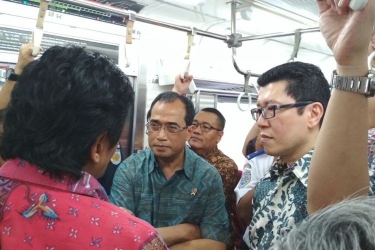 Menteri Perhubungan Budi Karya Sumadi dalam KRL menuju Stasiun Maja, Lebak, Banten