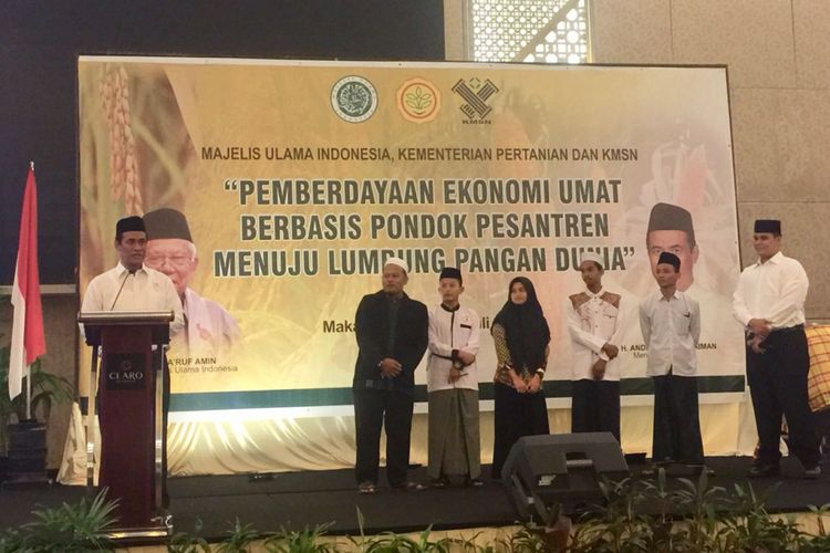 Menteri Pertanian Andi Amran Sulaiman kembali meluncurkan program pemberdayaan ekonomi umat berbasis pondok pesantren menuju lumbung pangan dunia di Makassar, Sabtu (28/7/2018)