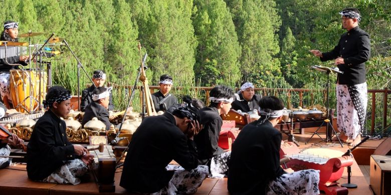 Orkes gamelan sunda di pagelaran Sendratari Sangkuriang di The Lodge Maribaya, Bandung.  