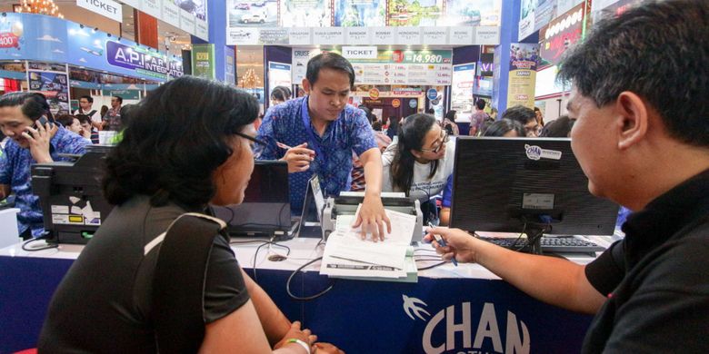 

Sejumlah pengunjung saat berburu tiket pada pameran wisata Garuda Indonesia Travel Fair (GATF) 2018 di Jakarta Convention Center, Jumat (6/4/2018). Acara ini menawarkan tiket murah berbagai destinasi baik dalam maupun luar negeri.(MAULANA MAHARDHIKA) 