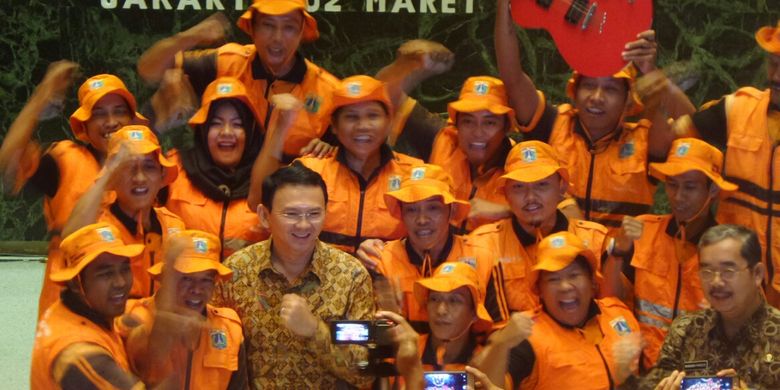 Gubernur DKI Jakarta Basuki Tjahaja Purnama bersama pasukan oranye di Balai Kota DKI Jakarta, Jalan Medan Merdeka Selatan, Kamis (2/3/2017).