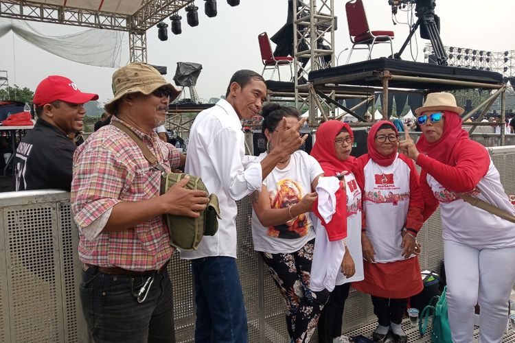 Jokowi KW diserbu warga yang datang ke acara Visi Indonesia di Sentul International Convention Center (SICC) Bogor, Jawa Barat, Minggu (14/7/2019).