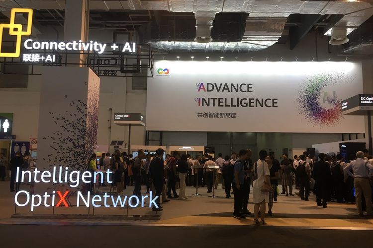 Keramaian pengunjung di booth Intelligent OptiX Network di sela gelaran Huawei Connect 2019, Kamis (19/9/2019), di Shanghai, China.