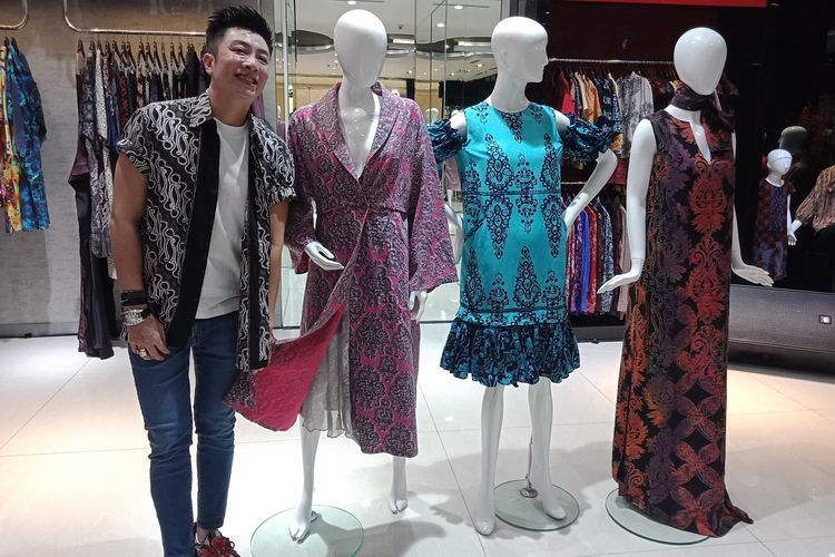 Desainer asal Malaysia Michael Ong bersama beberapa contoh busana dari koleksi Two in One, kolaborasinya bersama Alleira Batik di panggung Plaza Indonesia Fashion Week, Senin (18/3/2019).