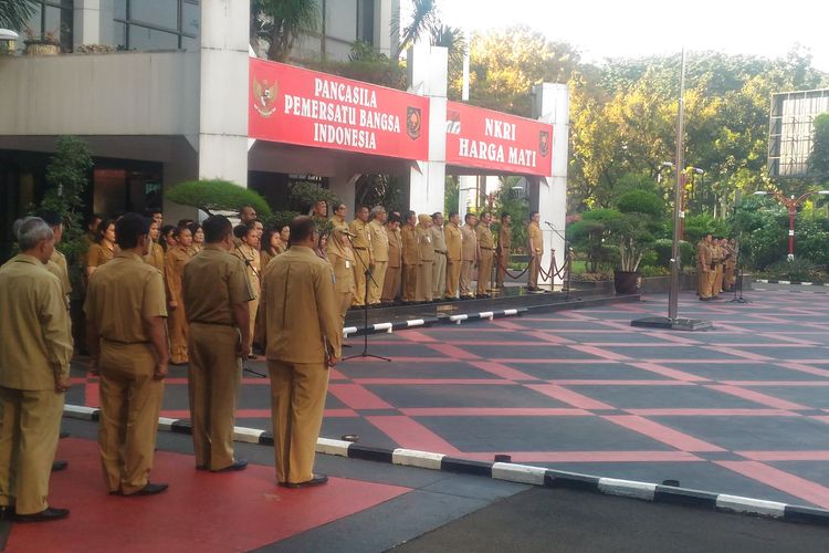 Kemendagri melakukan upacara bersama seluruh staf ASN di kantor Kemendagri, Jakarta Pusat, Senin (10/6/2019). 