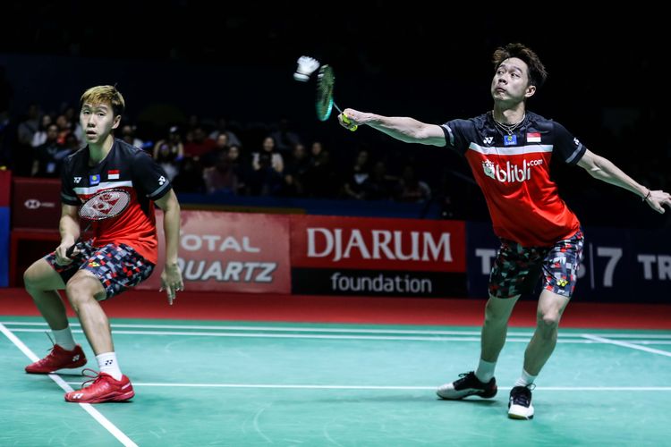 Pasangan ganda putra Indonesia, Marcus Gideon dan Kevin Sanjaya saat melawan ganda putra China, Li Jun Hui dan Liu Yu Chen dalam babak semifinal Blibli Indonesia Open 2019 di Istora Senayan, kompleks GBK, Jakarta, Sabtu (20/7/2019). Ganda putra Indonesia, Marcus Gideon dan Kevin Sanjaya menang dengan skor 21-9 21-13.