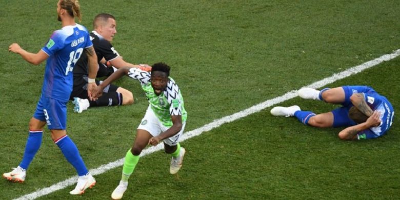 Ahmed Musa merayakan gol Nigeria ke gawang Islandia pada pertandingan Grup D Piala Dunia 2018 di Volgograd, 22 Juni 2018. 