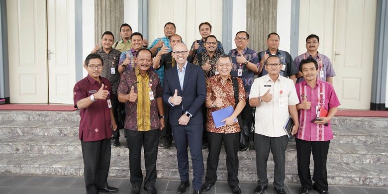 Pejabat Sekretaris Daerah Kota Semarang Agus Riyanto berfoto bersama Benjamin Giles, perwakilan Pemerintah Kota Queensland, Australia, di Semarang, Selasa (29/1/2019). 