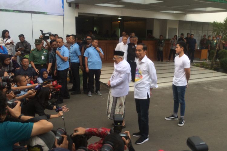 Bakal calon presiden dan wakil presiden periode 2019-2024 Joko Widodo didampingi Putra bungsu Kaesang Pangarep dalam menjalani tes kesehatan pada Minggu (12/8/2018) pagi ini.