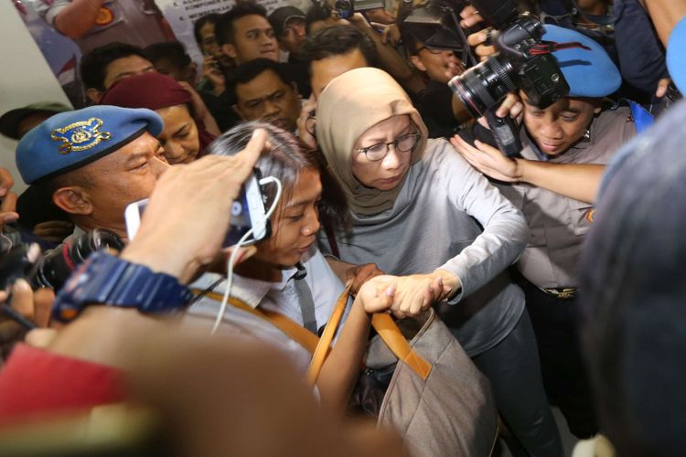 Mantan anggota Tim Kampanye Prabowo-Sandiaga Ratna Sarumpaet digelandang ke Mapolda Metro Jaya, Jakarta Selatan, Kamis (4/10/2018) malam. Ia diamankan di Bandara Soekarno Hatta, Tangerang.