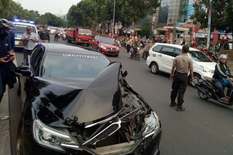 Kondisi mobil camry yang terlibat kecelakaan beruntun di Bintaro, Pondok Aren, Tangerang Selatan, Jumat (6/9/2019)