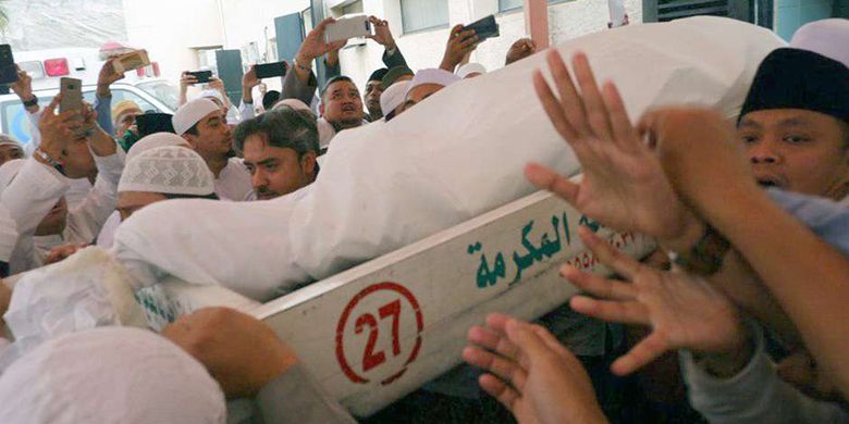 Umat muslim mengangkat jenazah KH Maimun Zubair (Mbah Moen) seusai dimandikan di Masjid Muhajirin Khalidiyah, Mekkah, Selasa (6/8/2019). Jenazah selanjutnya akan disemayamkan di Kantor Urusan Haji Daker Syisyah, Mekah lalu disalatkan di Masjidil Haram dan dimakamkan di Kota Mekah.