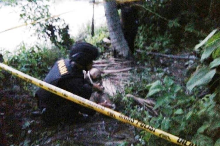 Tim penjinak bom mengambil bom rakitan di  (37) warga Desa Krueng Seunong, Kecamatan Kuta Makmur, Aceh Utara, Sabtu (22/7/2017)