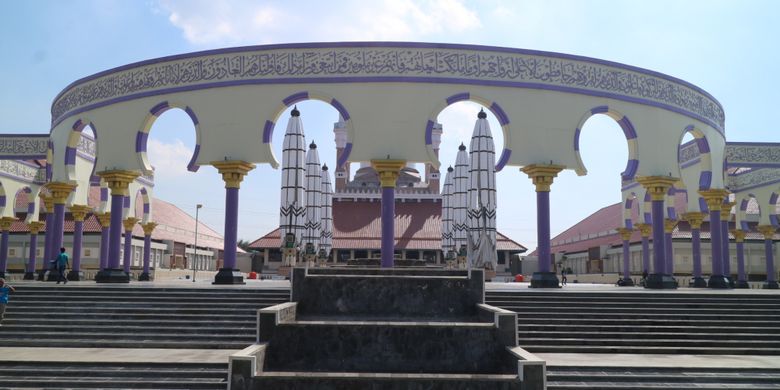 Gerbang coloseum di Masjid Agung Jawa Tengah diadopsi dari gaya arsitektur eropa.