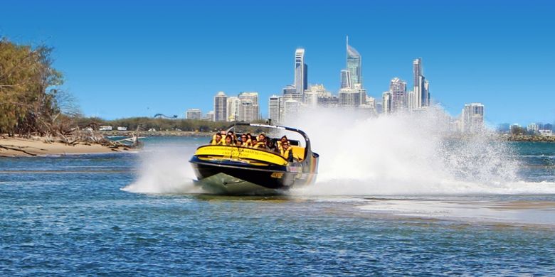 Jet boating ketika ngebut di atas air laut