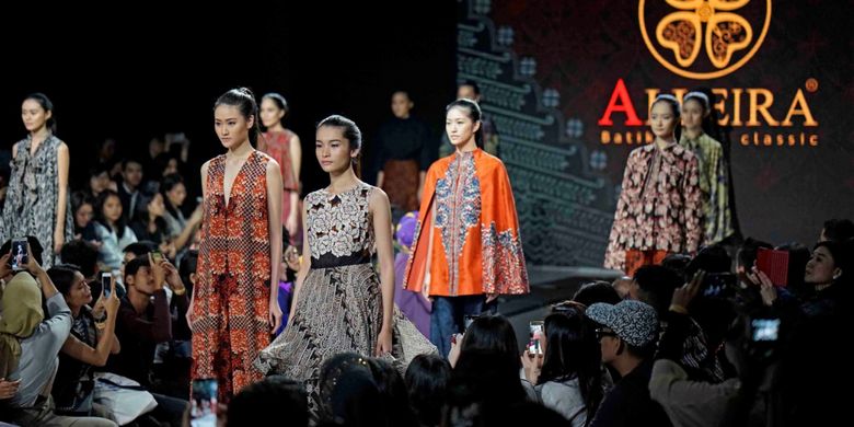 Koleksi terbaru Alleira Batik, Amorous, dalam peragaan busana di acara Plaza Indonesia Fashion Week 2018.